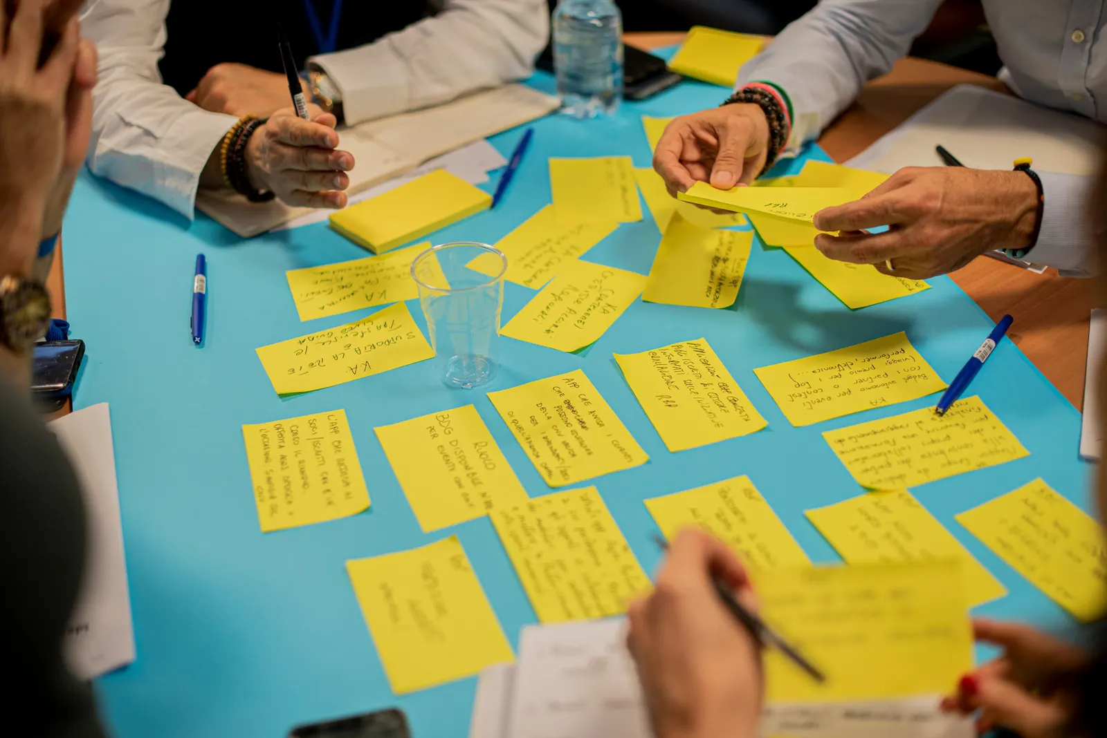 Diagrama visual de hoja de ruta estratégica con etapas, hitos y KPIs