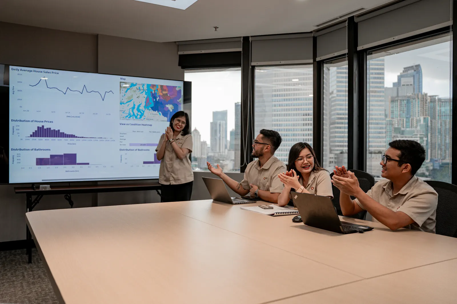Equipo de Stratdata analizando datos