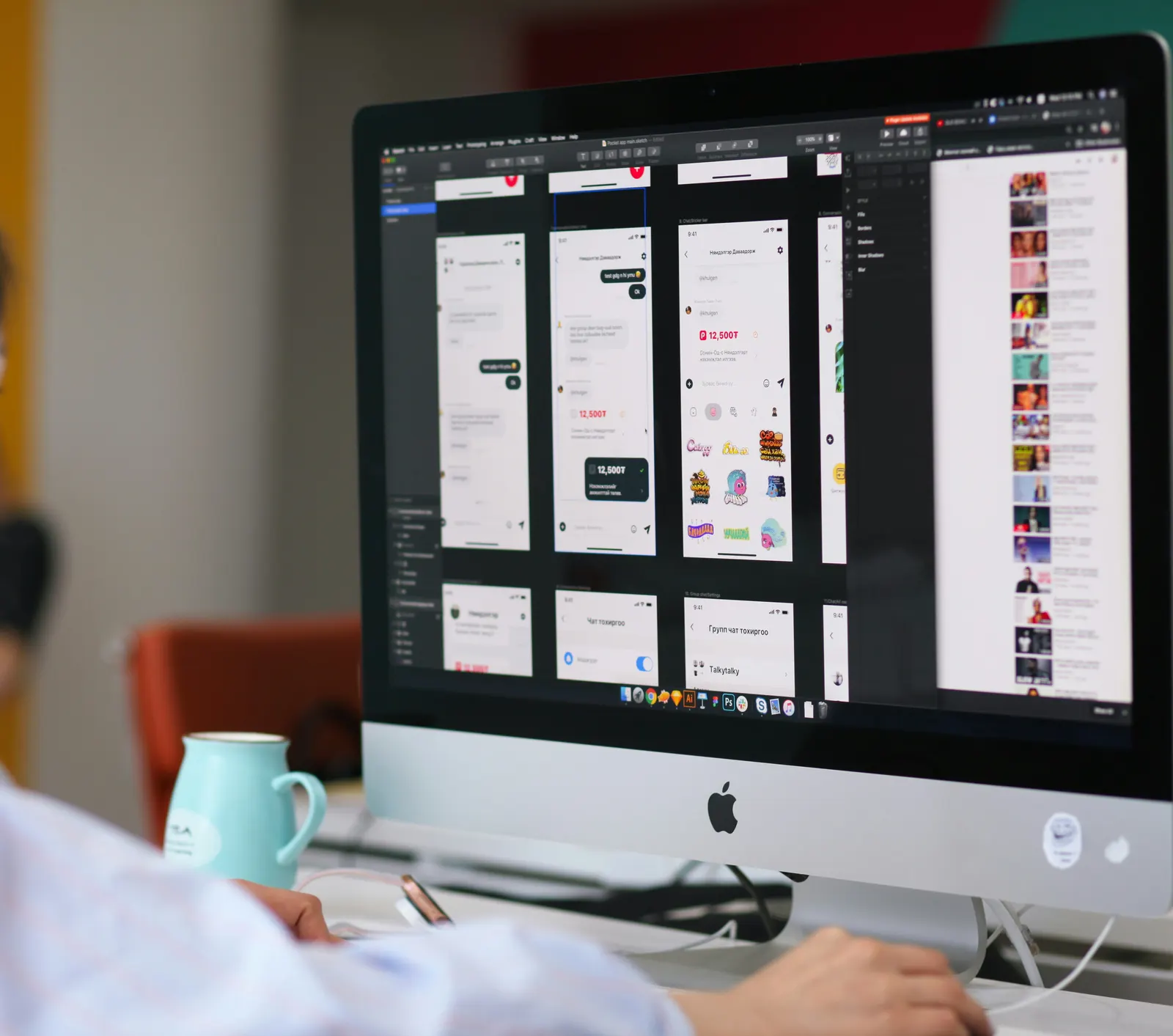 Diseñador web trabajando en mockups de interfaz con herramientas de diseño en pantalla